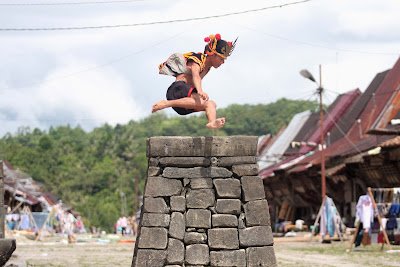 Lompat Batu Nias: Tradisi Melompat Menuju Kedewasaan dan Keberanian