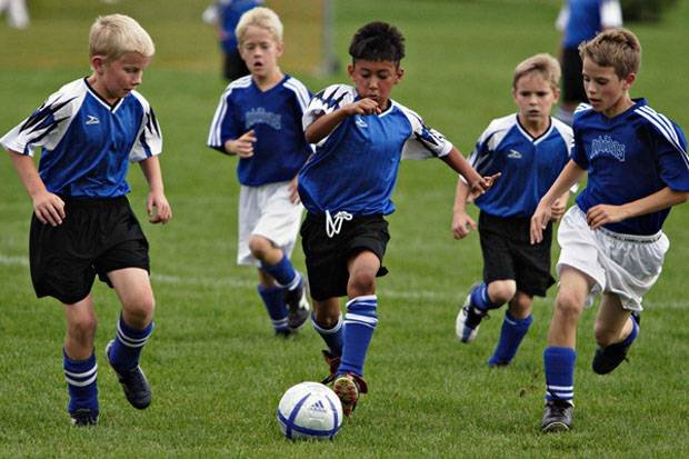 Manfaat Bermain Sepak Bola untuk Anak: Lebih dari Sekadar Menendang Bola