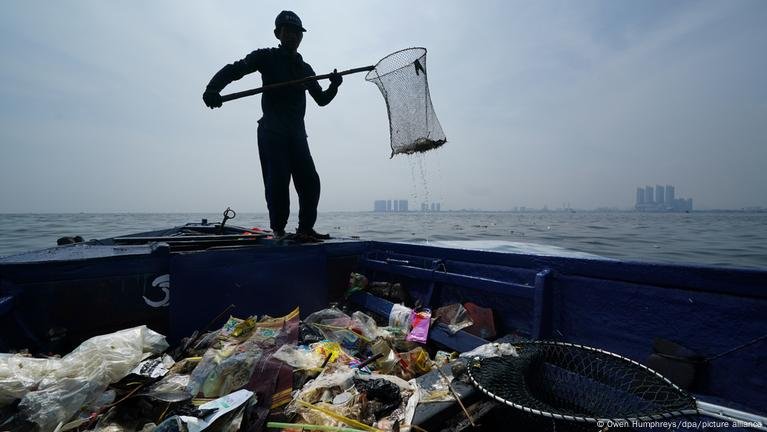 Politik Sampah Plastik 2025: Ambisi, Tantangan, dan Arah Kebijakan Indonesia