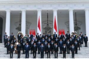 Tentu, mari kita bahas lebih dalam mengenai kabinet pemerintahan dalam sebuah artikel yang informatif dan mudah dipahami.