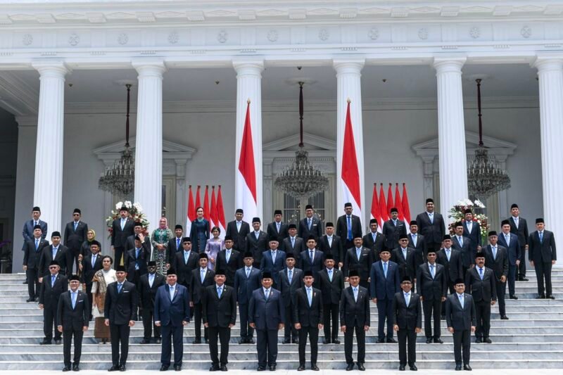 Tentu, mari kita bahas lebih dalam mengenai kabinet pemerintahan dalam sebuah artikel yang informatif dan mudah dipahami.