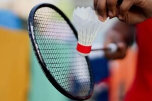 Tentu, mari kita bahas kesalahan-kesalahan umum yang sering dilakukan oleh pemula dalam bulutangkis, lengkap dengan tips untuk menghindarinya.