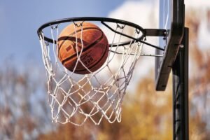 Tentu, mari kita telaah perbandingan sepak bola dan basket sebagai olahraga paling populer di dunia.