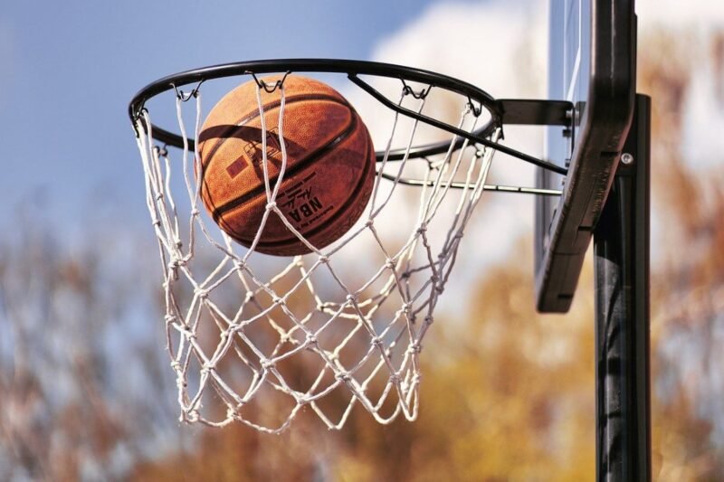 Tentu, mari kita telaah perbandingan sepak bola dan basket sebagai olahraga paling populer di dunia.