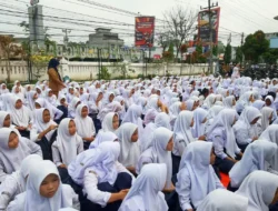 Guru di Persimpangan Jalan: Menjelajahi Hubungan antara Politik dan Pendidikan