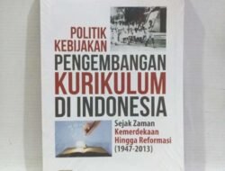 Politik di Balik Buku: Bagaimana Kekuasaan Membentuk Kurikulum Pendidikan
