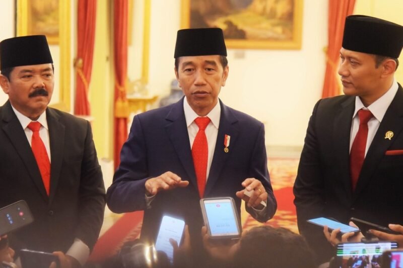 Tentu, mari kita bedah dinamika politik Agus Harimurti Yudhoyono (AHY) dalam sebuah artikel yang informatif dan mendalam.