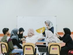 Guru: Lebih dari Sekadar Pahlawan Tanpa Tanda Jasa di Era Modern
