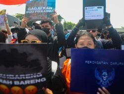 Tentu, mari kita susun artikel tentang politik dan aksi massa dengan gaya yang Anda inginkan.
